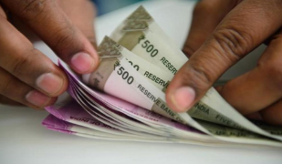 মাহত ২০ হাজাৰ টকা EMI দিব পাৰিব? তেন্তে HDFC বেংকে আপোনাক কিমান টকা ঋণ দিব?