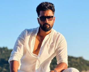 মোটা অংকৰ দৰমহা, আছিল নিশ্চিত কেৰিয়াৰ! চাকৰি এৰি কিয় বলীউডলৈ আহিল, বিকি, জন, তাপসীৰ দৰে এইসকল অভিনেতা?