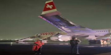 দিল্লীত ২২৮ যাত্ৰী কঢ়িওৱা বিমানৰ ইঞ্জিনত জুই, আহত ৬যাত্ৰী, ক’লৈ যাত্ৰা কৰিবলৈ লৈছিল বিমানখনে?