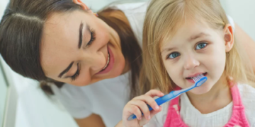 কিমান বছৰ বয়সৰ পৰা শিশুক দাঁত ব্ৰাছ কৰাবলৈ আৰম্ভ কৰিব? কি কয় শিশু চিকিৎসকে?