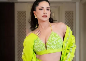 দেশ এৰিলে ছানী লিয়নে! বলীউড এৰি ক’ত ব্যস্ত অভিনেত্ৰীগৰাকী?