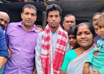 শীৰ্ষস্থান দখল কৰা জ্যোতিৰ্ময় দাসৰ পিতৃ চতুৰ্থ বৰ্গৰ কৰ্মচাৰী, উৰুখা পজাৰ পৰা ওলোৱা জ্যোতিৰ্ময়ৰ ভৱিষ্যতৰ সপোন কি?