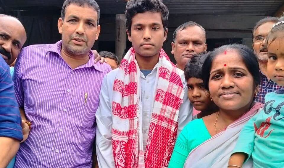 শীৰ্ষস্থান দখল কৰা জ্যোতিৰ্ময় দাসৰ পিতৃ চতুৰ্থ বৰ্গৰ কৰ্মচাৰী, উৰুখা পজাৰ পৰা ওলোৱা জ্যোতিৰ্ময়ৰ ভৱিষ্যতৰ সপোন কি?