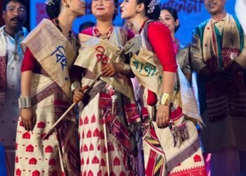 লতাশিল খেলপথাৰত অনুষ্ঠিত গুৱাহাটী বিহু সন্মিলনীৰ বিহু সম্ৰাজ্ঞী সংগীতা ৰাভা, বিহু সম্ৰাজ্ঞী সংগীতাই উপহাৰ হিচাপে কি কি লাভ কৰিলে?