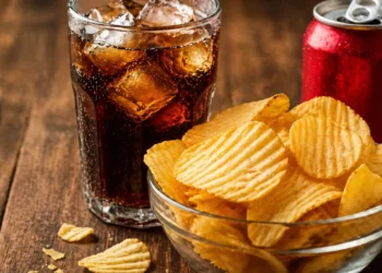 Cold drinks ৰ সৈতে চিপচ খায় নেকি? বিপদক নিমন্ত্ৰণ কৰিছে আপুনি!