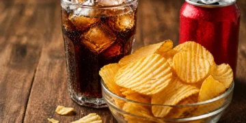 Cold drinks ৰ সৈতে চিপচ খায় নেকি? বিপদক নিমন্ত্ৰণ কৰিছে আপুনি!