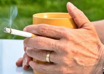 চাহৰ সৈতে চিগাৰেট সেৱন কৰে নেকি? আপুনি গম নোপোৱাকৈ হ’ব পাৰে মাৰাত্মক ৰোগ