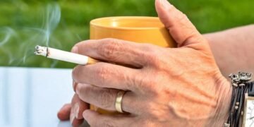 চাহৰ সৈতে চিগাৰেট সেৱন কৰে নেকি? আপুনি গম নোপোৱাকৈ হ’ব পাৰে মাৰাত্মক ৰোগ