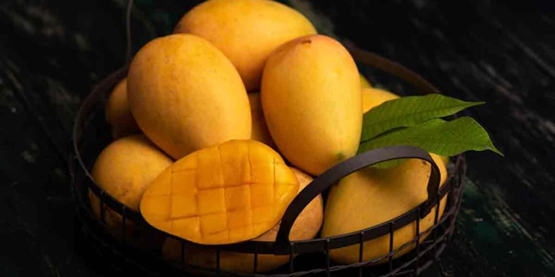 আমে শৰীৰত চেনিৰ মাত্ৰা বৃদ্ধি কৰে নেকি? জানক খোৱাৰ সঠিক নিয়ম