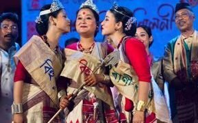 লতাশিল খেলপথাৰত অনুষ্ঠিত গুৱাহাটী বিহু সন্মিলনীৰ বিহু সম্ৰাজ্ঞী সংগীতা ৰাভা, বিহু সম্ৰাজ্ঞী সংগীতাই উপহাৰ হিচাপে কি কি লাভ কৰিলে?