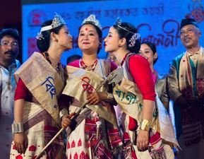 লতাশিল খেলপথাৰত অনুষ্ঠিত গুৱাহাটী বিহু সন্মিলনীৰ বিহু সম্ৰাজ্ঞী সংগীতা ৰাভা, বিহু সম্ৰাজ্ঞী সংগীতাই উপহাৰ হিচাপে কি কি লাভ কৰিলে?