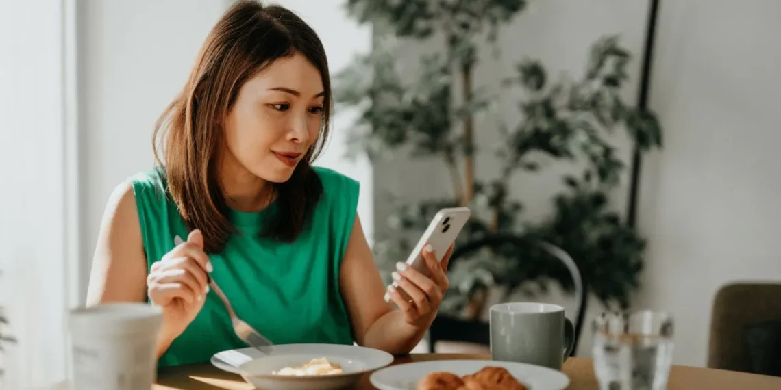 ৰীল চাই চাই খাদ্য গ্ৰহণ কৰে নেকি? ভুগিব এইবোৰ ৰোগত!