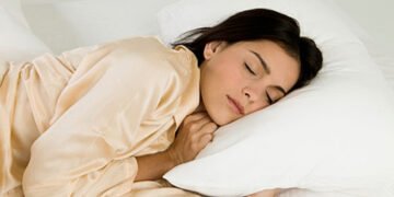 নিশা টোপনিত নকৰিব এইবোৰ ভুল, ডাঙৰ সমস্যাত পৰিব আপুনি!