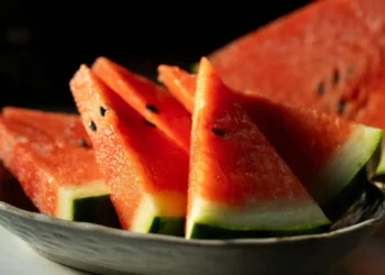 তৰমুজ খোৱাৰ পূৰ্বে সাৱধান! নহ’লে ভয়ংকৰ পৰিণাম ভুগিব আপুনি!