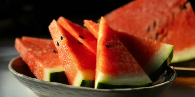 তৰমুজ খোৱাৰ পূৰ্বে সাৱধান! নহ’লে ভয়ংকৰ পৰিণাম ভুগিব আপুনি!