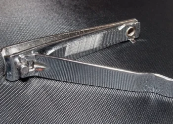 নেইল কাটাৰৰ পিছৰ অংশত কিয় ফুটা থাকে? ৯৯% লোকে নাযানে সঠিক উত্তৰ