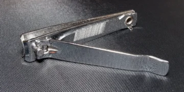 নেইল কাটাৰৰ পিছৰ অংশত কিয় ফুটা থাকে? ৯৯% লোকে নাযানে সঠিক উত্তৰ