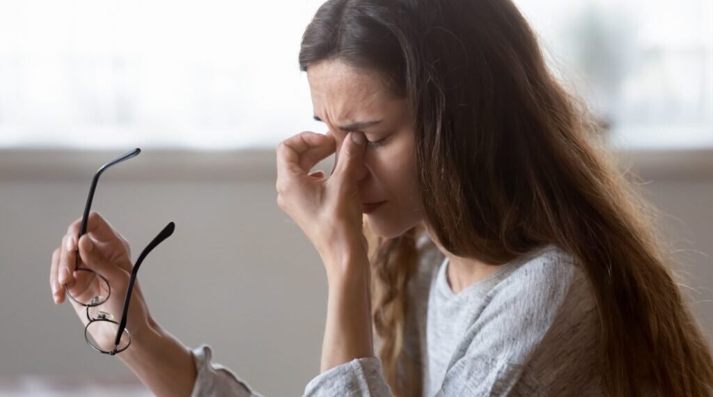 টোপনিৰ অভাৱ আৰু চকুৰ বিষ, সকাহ পোৱাৰ সহজ উপায় জানক