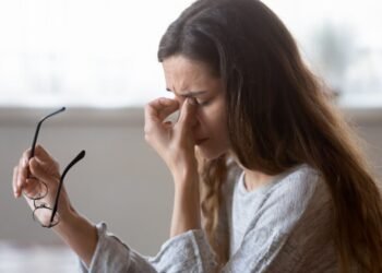 টোপনিৰ অভাৱ আৰু চকুৰ বিষ, সকাহ পোৱাৰ সহজ উপায় জানক