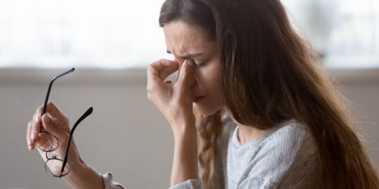 টোপনিৰ অভাৱ আৰু চকুৰ বিষ, সকাহ পোৱাৰ সহজ উপায় জানক