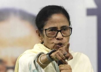 সাংবিধানিক শিষ্টাচাৰ নামানিলে মমতা বেনাৰ্জীয়ে! মমতা বেনাৰ্জীয়ে শেষপৰ্যন্ত পদত্যাগ নকৰিলে কেনেকৈ শপত ল’ব নতুন চৰকাৰে?