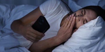 টোপনিৰ পৰা উঠিয়েই মোবাইল চোৱা অভ্যাস? ফোনৰ আসক্তিয়ে জীৱনলৈ মাতিব বিপদ!