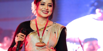 ইমান খং কিয় উঠিল প্ৰিয়ংকাৰ? মঞ্চৰ সন্মুখৰ ঘটনা সকলোৱে দেখিছে, আঁৰত কি কাৰণ?
