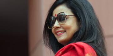 মাজ আকাশত ফ্লাইটত মহুৱা মৈত্ৰৰ সৈতে দুৰ্ব্যৱহাৰ, চাওক এই ভিডিঅ’, কি হৈছে মহুৱাৰ সৈতে?