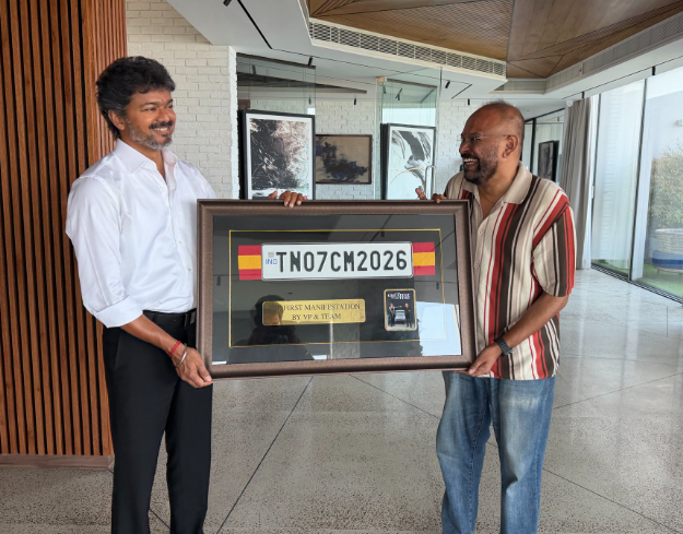 এটা ভাৱনাৰ পৰা সপোন আৰু সপোনৰ পৰা বাস্তৱ, এয়াতো আপোনাৰ আৰম্ভণিহে মুখ্যমন্ত্ৰী বিজয়, বিজয়ৰ হাতত বিশেষ নম্বৰপ্লেট তুলি কি ক’লে ভেংকট প্ৰভূৱে