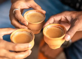 গাখীৰ চাহ প্ৰিয় নেকি? এদিনত কিমান কাপ খোৱা উচিত জানক