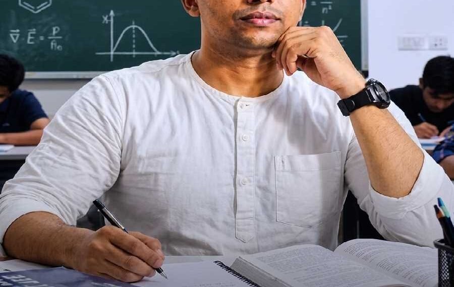 আশ্ৰমলৈ মাতি ধৰ্মৰ পথ দেখুৱাই, তাৰপিছতেই গাখীৰত বিশেষ দ্ৰব্য মিহলাই অচেতন কৰে যুৱতীক, যুৱতীৰ সৈতে বাৰে বাৰে কৰে এই ঘৃণনীয় কাম, অৱশেষত গ্ৰেপ্তাৰ হোৱা IIT বাবাৰ সবিশেষ কাণ্ড জানি থওক