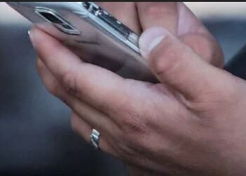 চৰকাৰী চাকৰিয়ালে ব্যৱহাৰ কৰিব নোৱাৰিব SMART PHONE. যাব পাৰে চাকৰি, হ’ব পাৰে জে’ল