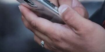 চৰকাৰী চাকৰিয়ালে ব্যৱহাৰ কৰিব নোৱাৰিব SMART PHONE. যাব পাৰে চাকৰি, হ’ব পাৰে জে’ল