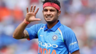 এদিন বিৰাট কোহলিৰ সতীৰ্থ আছিল! এসময়ত IPLত যাৰ দাম আছিল কোটি টকা, আজি তেওঁ বেংকৰ সাধাৰণ কৰ্মচাৰী, কোন এই ক্ৰিকেটাৰ?