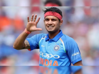 এদিন বিৰাট কোহলিৰ সতীৰ্থ আছিল! এসময়ত IPLত যাৰ দাম আছিল কোটি টকা, আজি তেওঁ বেংকৰ সাধাৰণ কৰ্মচাৰী, কোন এই ক্ৰিকেটাৰ?