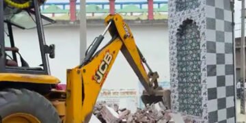 মছজিদত প্ৰশাসনৰ বুলড’জাৰ, বিদেশী ৰাষ্ট্ৰৰ পতাকাসহ জব্দ বহু আপত্তিজনক নথি