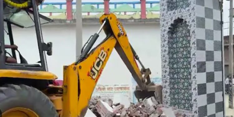 মছজিদত প্ৰশাসনৰ বুলড’জাৰ, বিদেশী ৰাষ্ট্ৰৰ পতাকাসহ জব্দ বহু আপত্তিজনক নথি