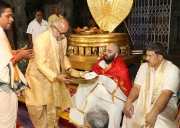 তিৰুপতী বালাজীৰ চৰণত অনন্ত আম্বানীয়ে দান কৰিলে চুলি, লগতে কৰিলে ডাঙৰ ঘোষণা!