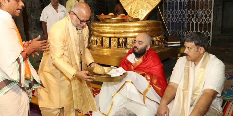 তিৰুপতী বালাজীৰ চৰণত অনন্ত আম্বানীয়ে দান কৰিলে চুলি, লগতে কৰিলে ডাঙৰ ঘোষণা!