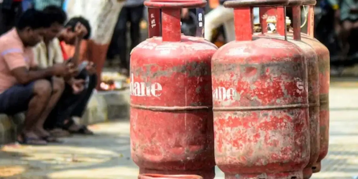 এফালে মূল্যবৃদ্ধি, আনফালে চৰকাৰে ক’লে ভাৰতত LPG ৰ মূল্য বিশ্বৰ ভিতৰতে সৰ্বনিম্ন
