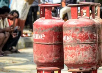 এফালে মূল্যবৃদ্ধি, আনফালে চৰকাৰে ক’লে ভাৰতত LPG ৰ মূল্য বিশ্বৰ ভিতৰতে সৰ্বনিম্ন