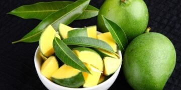 কেঁচা আমৰ লোভনীয় জুতি, কিন্তু খাই বিপদত পৰিব পাৰে আপুনি!