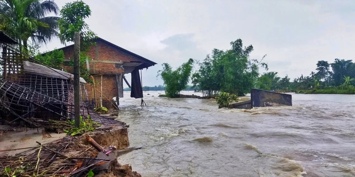 ৰাজ্যত বতৰে লৈছে কালৰূপ, কৰোবাত যদি জয়প্ৰলয় কৰোবাত ছিগিলে মথাউৰি