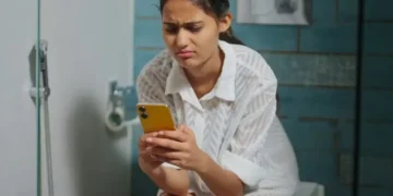 বাথৰুমলৈ মোবাইল লৈ যোৱাৰ অভ্যাস? সাৱধান, বিপদত পৰিব পাৰে আপুনি!