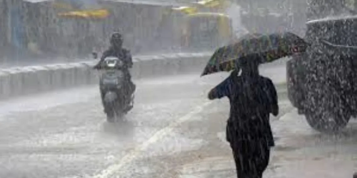 গুৱাহাটীত প্ৰৱল বৰষুণ, বাহিৰলৈ ওলোৱাৰ পূৰ্বে ১০০ বাৰ ভাবক!