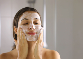 Face Wash পৰ্যাপ্ত নহয়, ঘৰত সহজতে পোৱা এই ৫বিধ বস্তুৰে স্ক্ৰাব কৰক আৰু পাওক উজ্জ্বল মুখমণ্ডল