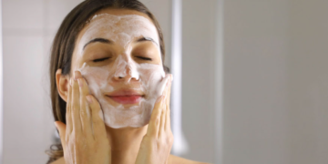 Face Wash পৰ্যাপ্ত নহয়, ঘৰত সহজতে পোৱা এই ৫বিধ বস্তুৰে স্ক্ৰাব কৰক আৰু পাওক উজ্জ্বল মুখমণ্ডল