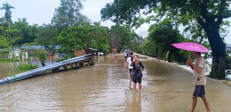 মানৱীয় দৃষ্টিকোণেৰে আপুনিও বন্যাৰ্তৰ বাবে কৰিব পাৰে এই কাম