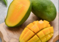 এইসকল লোকে বতৰৰ ফল আম খোৱাৰ আগতে সাৱধান হওক
