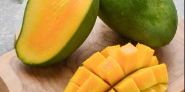 এইসকল লোকে বতৰৰ ফল আম খোৱাৰ আগতে সাৱধান হওক